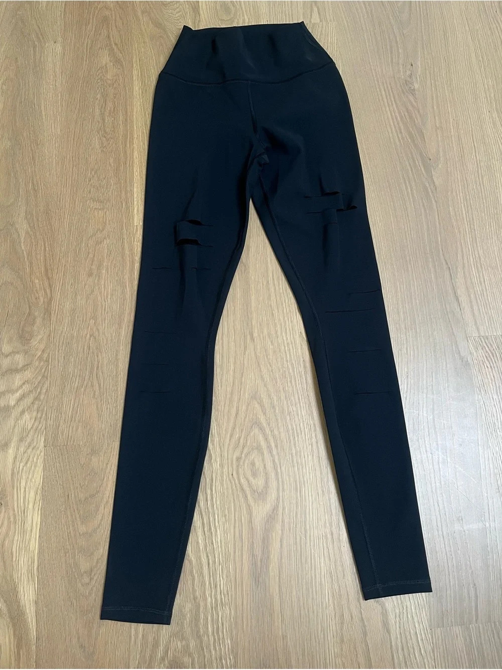 Alo Yoga Womans Ripped Warrior Leggings. High waisted. Size XS
